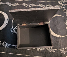 Charger l&#39;image dans la galerie, Boîte en bois sculptée /yeux de Bouddha argent  5″X7″
