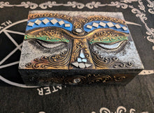 Charger l&#39;image dans la galerie, Boîte en bois sculptée /yeux de Bouddha argent  5″X7″
