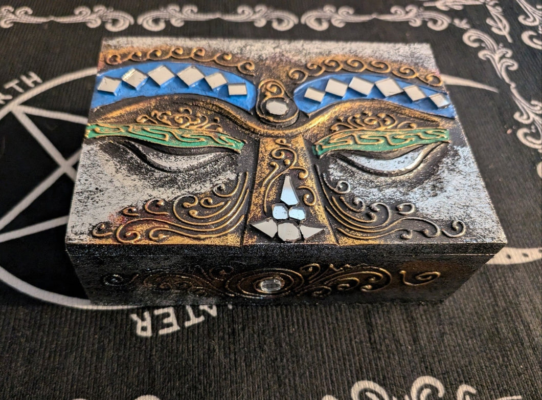 Boîte en bois sculptée /yeux de Bouddha argent  5″X7″
