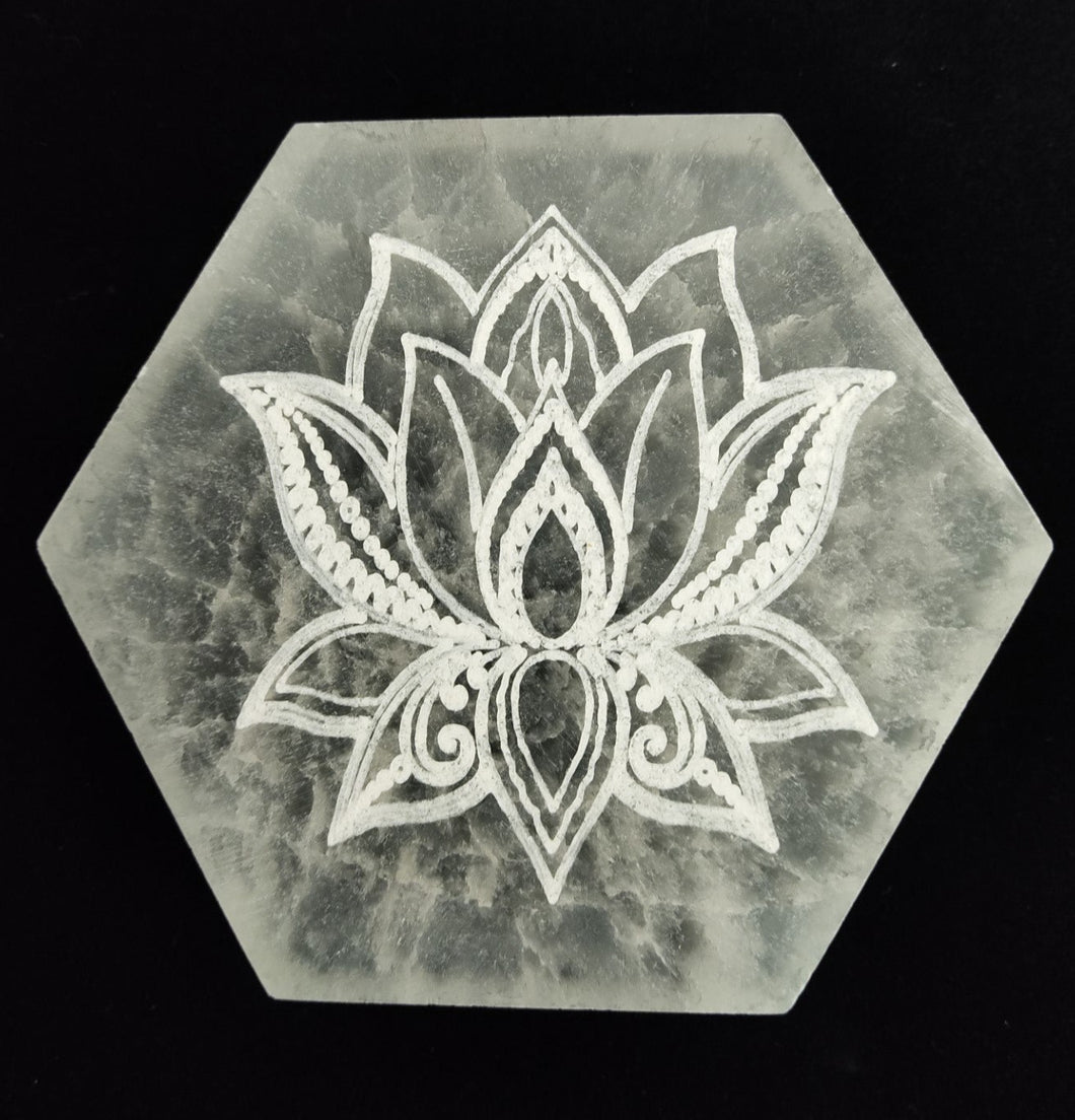 Sélénite hexagonal fleur de lotus  10cm