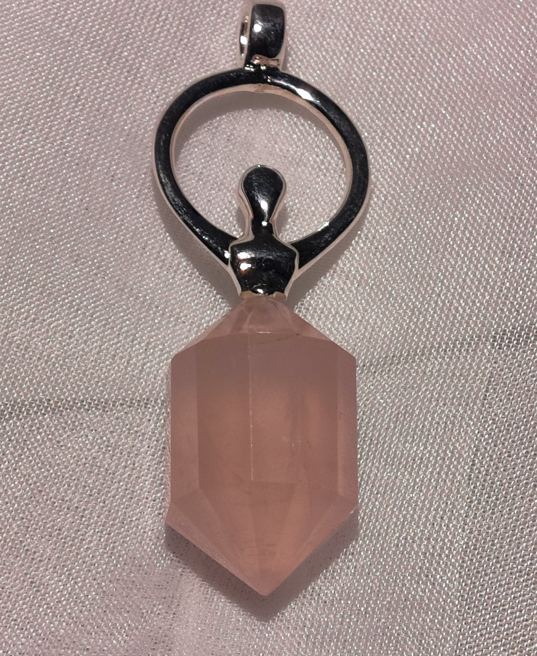 Pendentif Déesse – pointe Quartz rose Vogel 2.25″H.