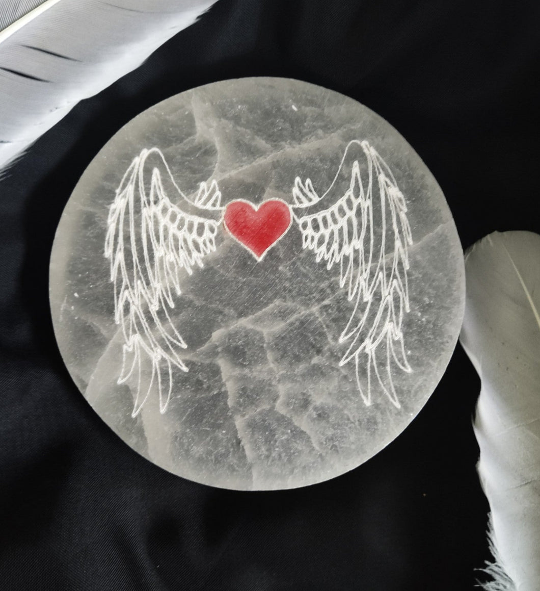 Plaque de Sélénite ronde gravé  ''Ailes d'ange/coeur''  10.5cm