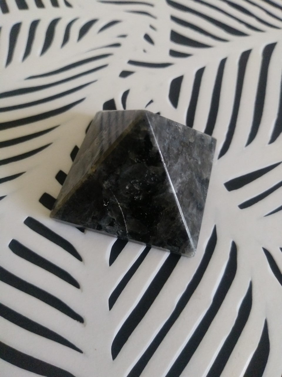 Pyramide Larkivite 25mm