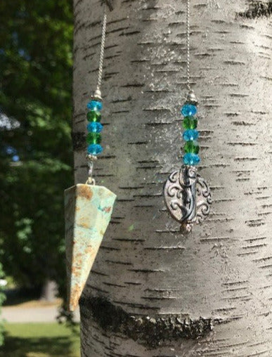 Pendule hexagonal en chrysocolle + symbole arbre