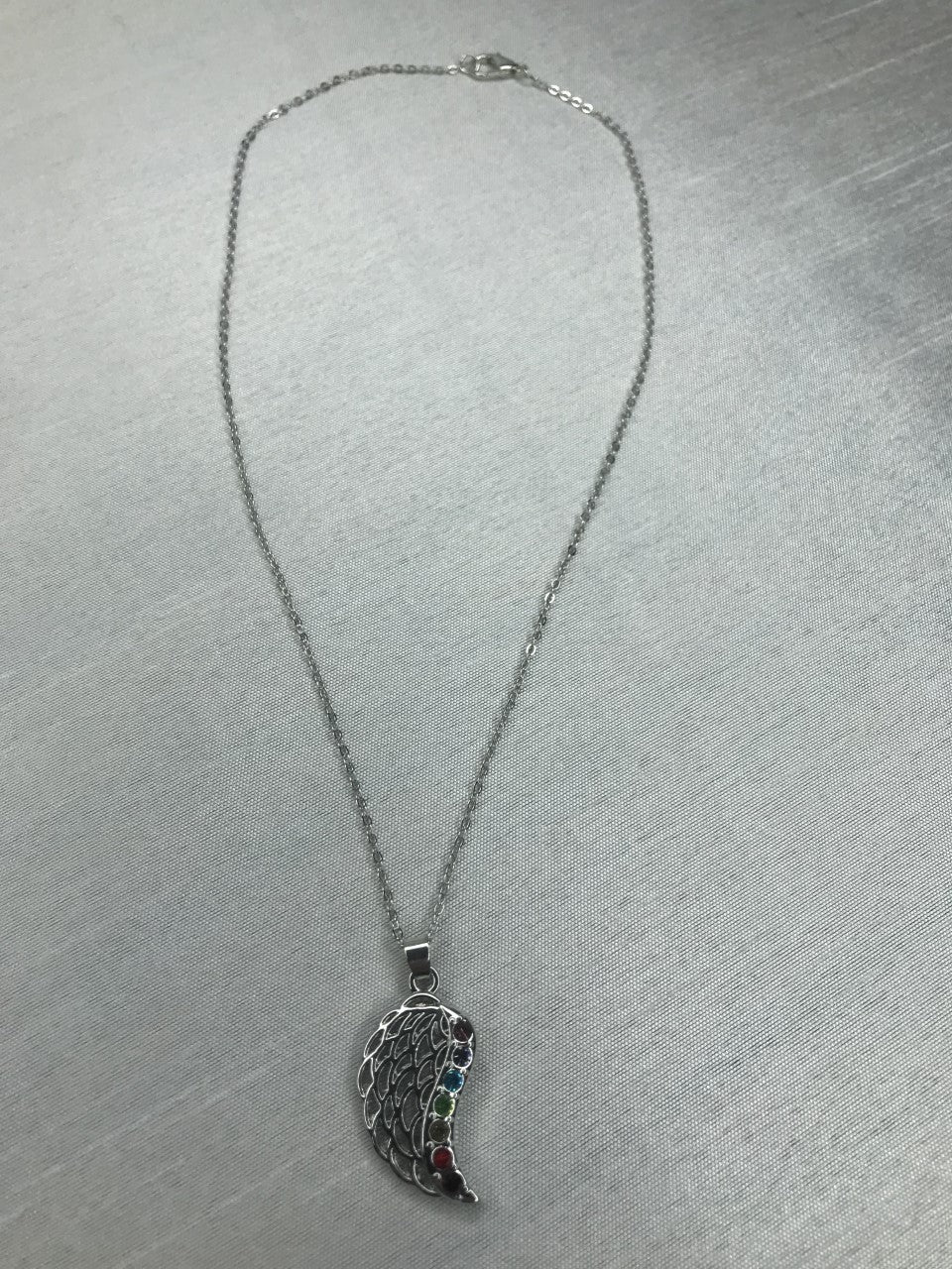 Pendentif métal aile chakras 1.25'' H chaine incluse