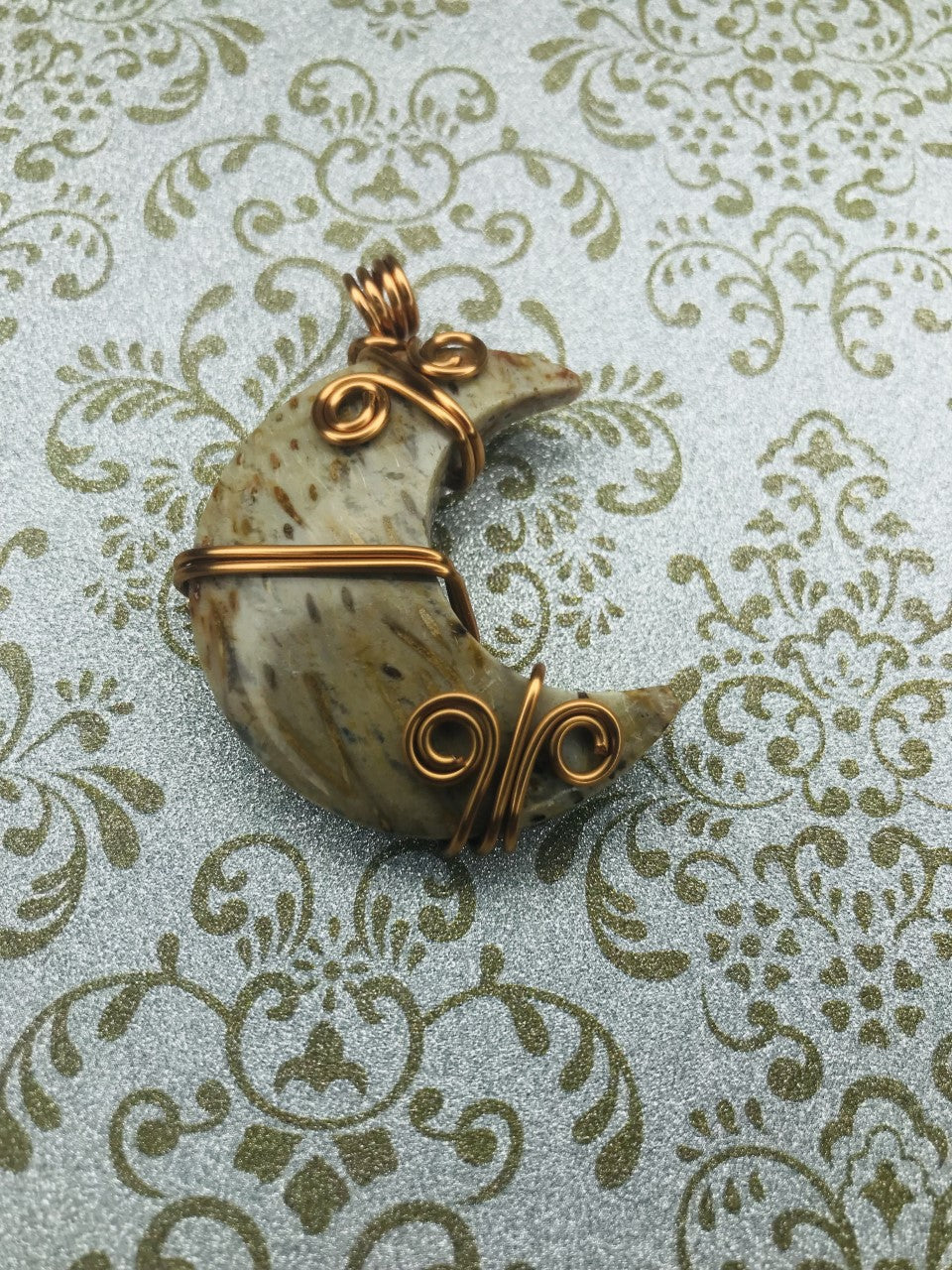 Pendentif lune enroulé fossile racine palmier