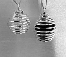 Charger l&#39;image dans la galerie, Pendentif  cage-pierre polie/ plaqué Nickel / Or  1&#39;&#39;
