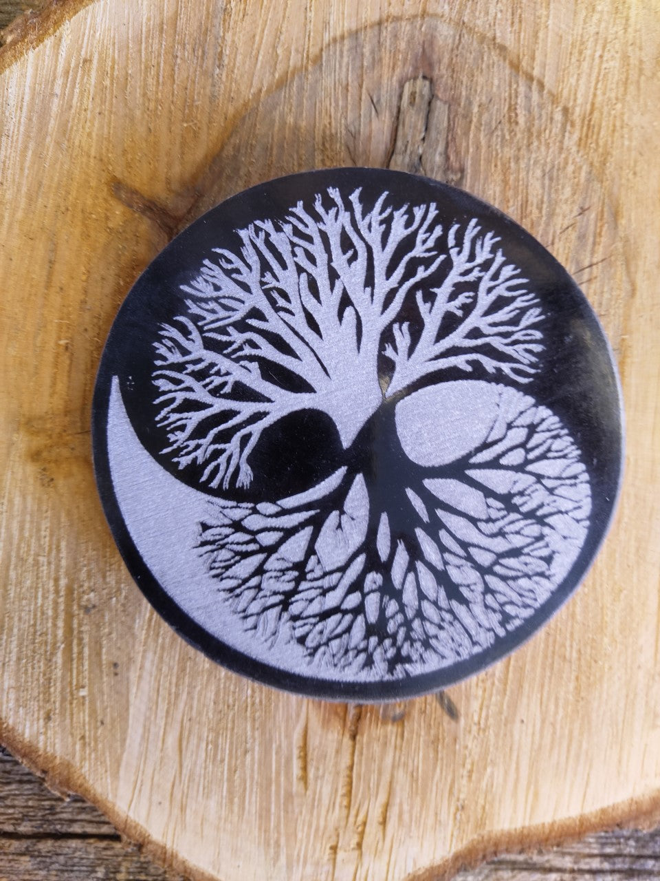 Plaque ronde en Sélénite / noir gravé Arbre de vie 10cm.