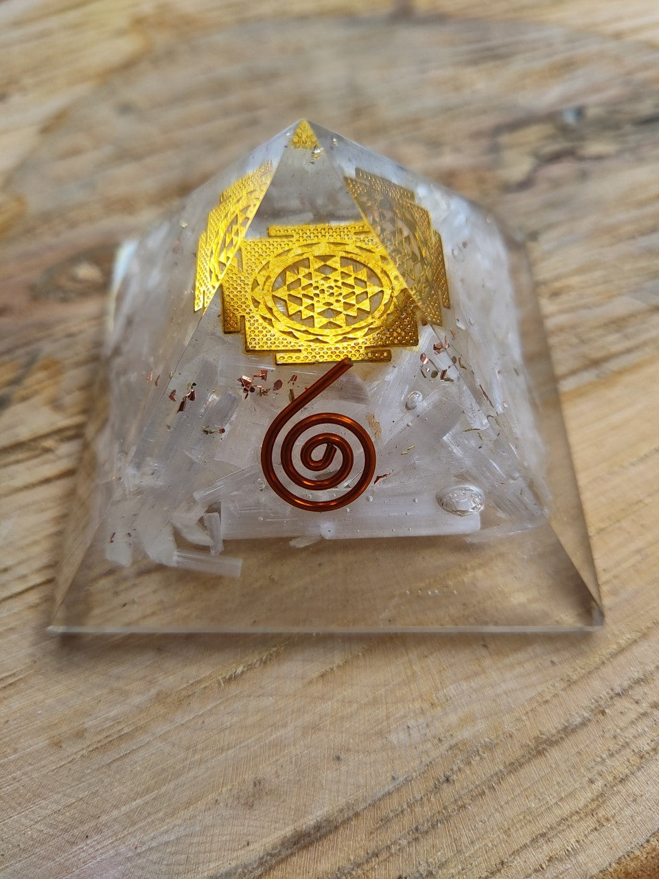 Pyramide Orgone Sélénite/ Sri Yantra