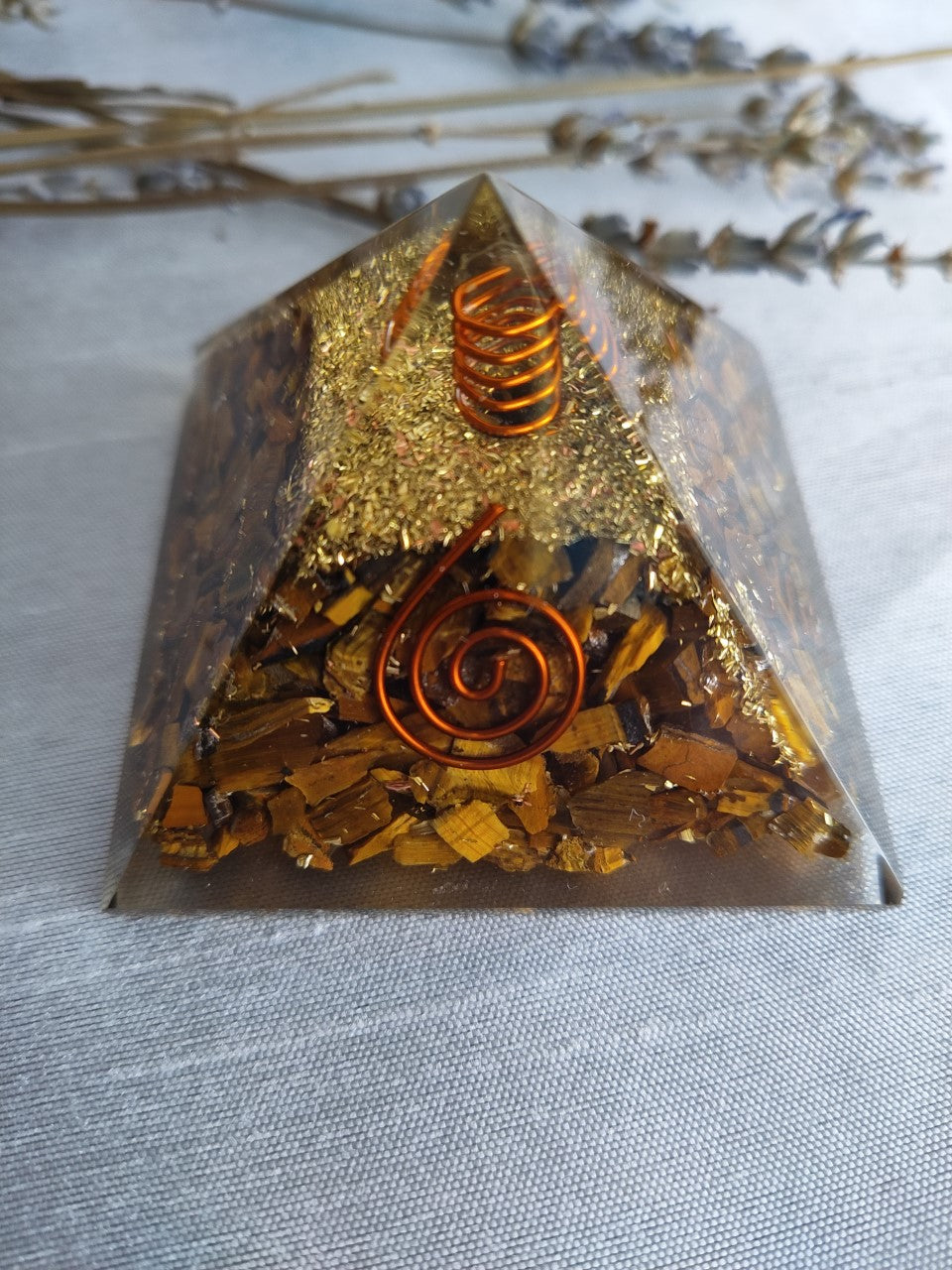 Pyramide Orgone Oeil de tigre/ spirale cuivre