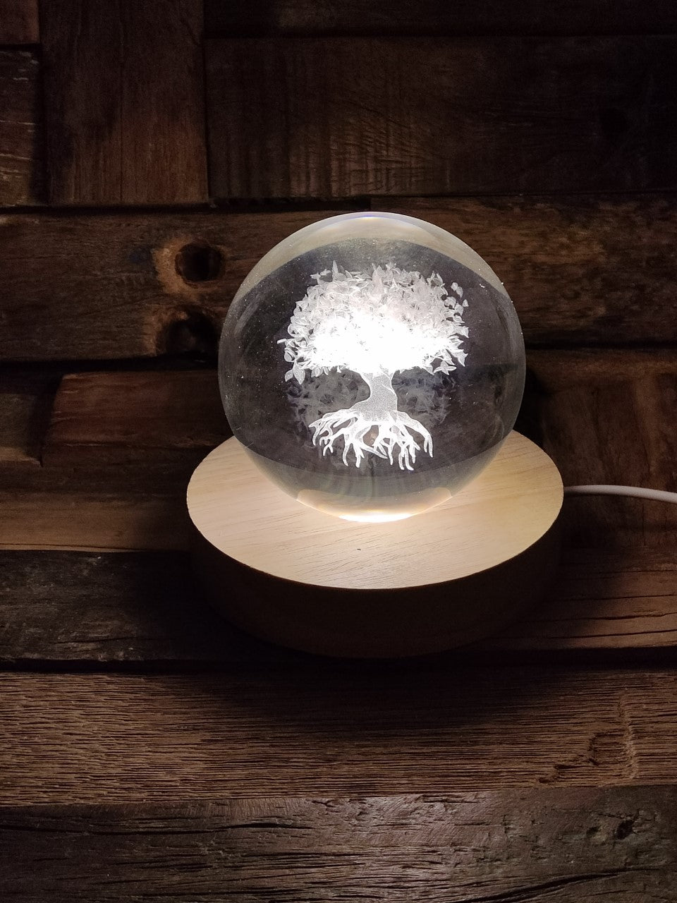 Lampe en verre, sphère 3'' gravé Arbre de vie , base en bois lum. Led