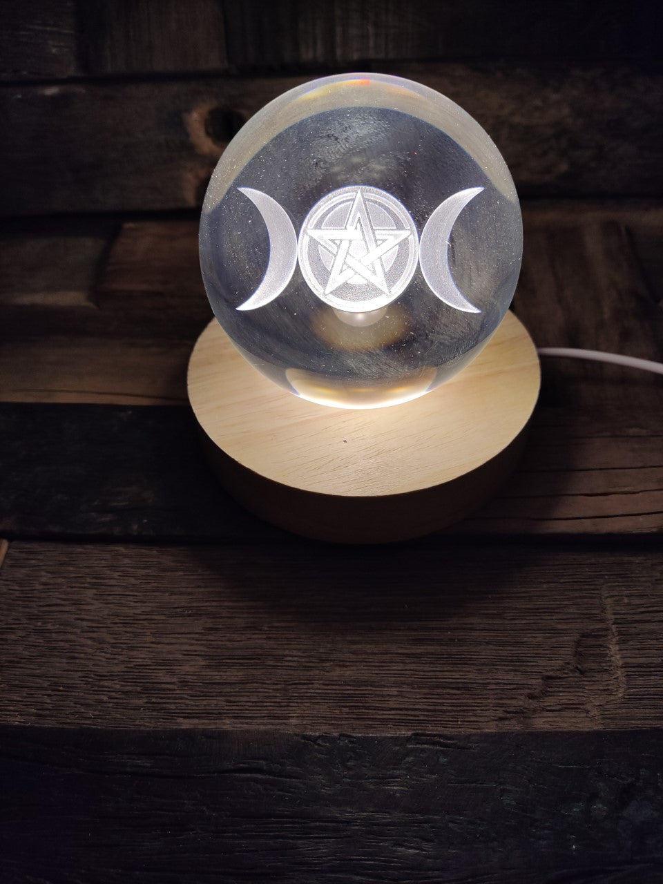 Lampe en verre, sphère 3'' gravé Triple Lune pentacle , base en bois lum. Led