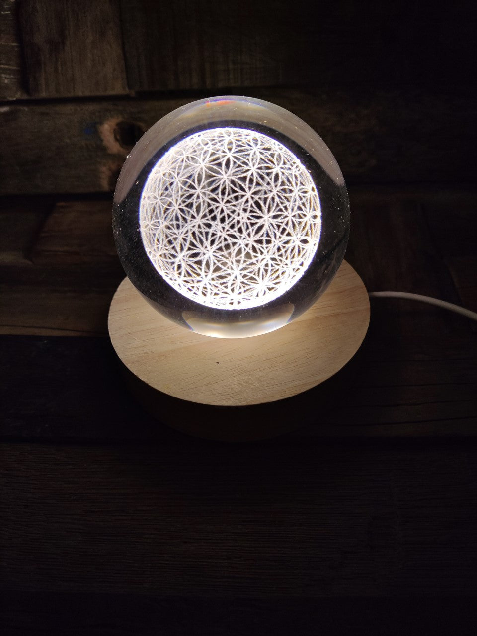 Lampe en verre, sphère 3'' gravé Fleur de vie , base en bois lum. Led