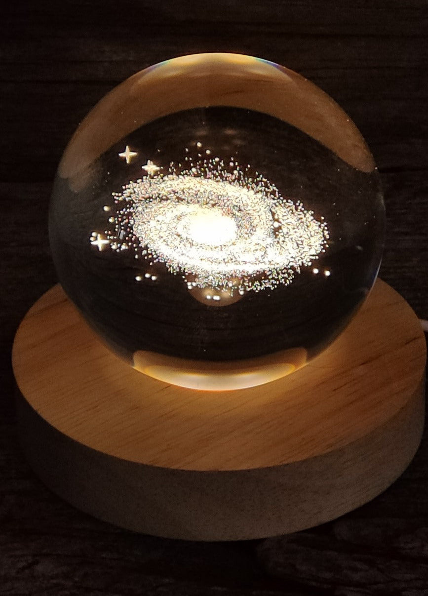 Lampe en verre, sphère 3'' gravé  Galaxie , base en bois lum. Led