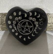 Charger l&#39;image dans la galerie, Coeur en Tourmaline noire phases lunaire. ( 3&#39;&#39; X 3&#39;&#39; )
