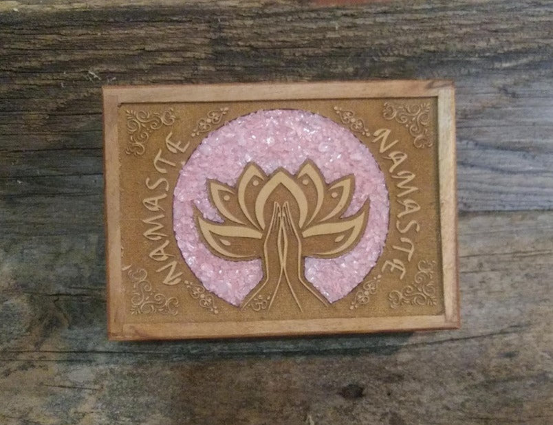 Boîte en bois doublée gravé-Namaste & Quartz Rose